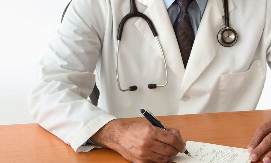 O médico prescreve tratamento com hipertensão
